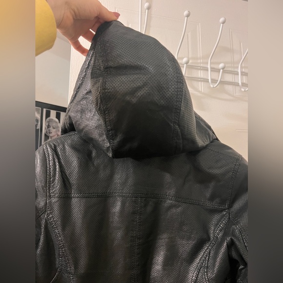 Mint condition leather jacket with a hoodie like inside - Picture 10 of 12
